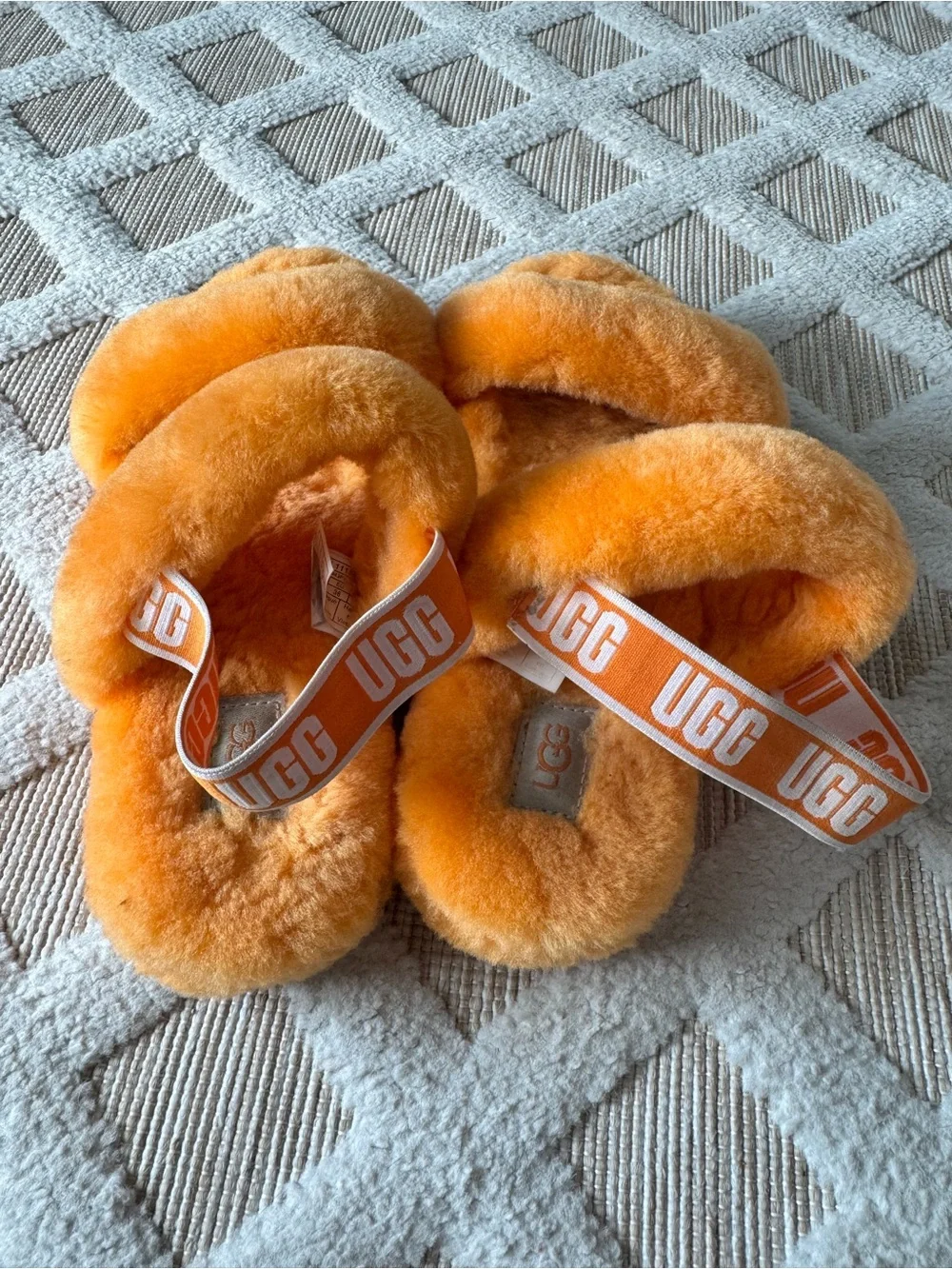 UGG Oh Yeah Fluff Slide Sandal - Orange Shearling Pre Owned Girls Size 4
